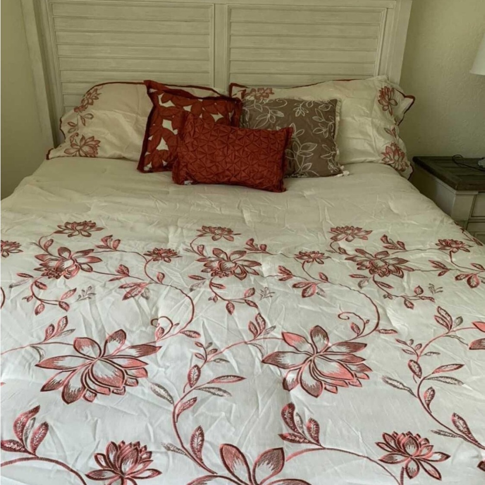 Beautiful like new king bedspread with matching shams.